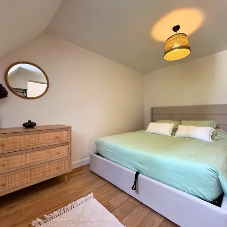 Apartment Juste Devant Le Chateau, Chic Et Atypique Rambouillet